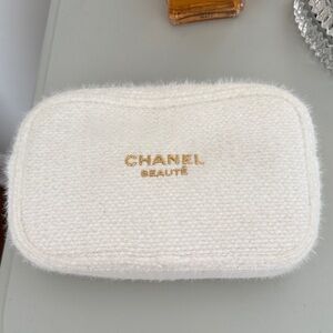 Chanel Beauté White Pouch with Gold Accents. Cosmetic Bag.